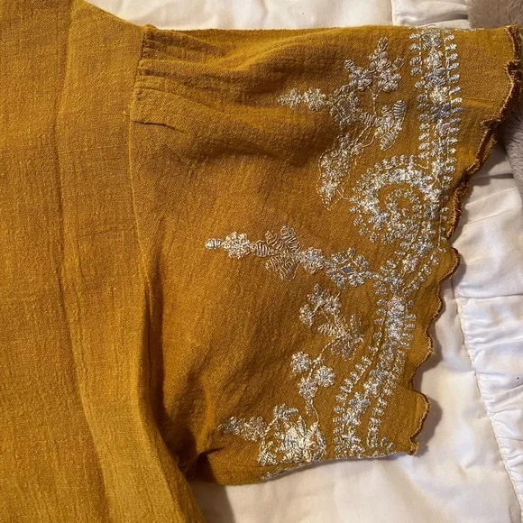 Loose fitting, slightly cropped, beautiful free people top! - Picture 5 of 5